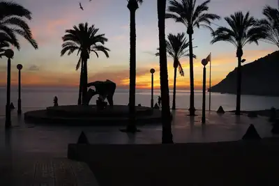 Image de belle maison avec piscine privée et grand jardin près de la plage