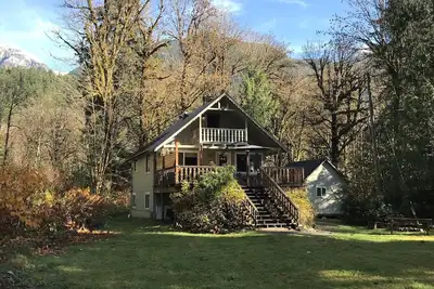 Image de Cabine au bord de la rivière isolée avec bain à remous sur 2 acres. Animaux acceptés!