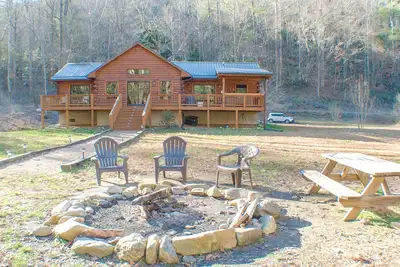 Image de Nouvelle cabane en rondins avec ruisseau à truites: WiFi et bain à remous!