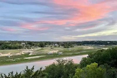Image de Vues sur le lac! ! ! Cabine paisible sur la rivière Pedernales près de Krause Springs