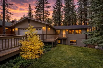 Image de 6 chambres haut de gamme avec bain à remous, 13 lits, table de billard, plus dans un emplacement central!