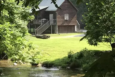 Image de Ruisseau ruisselant à truite: 10 acres, WiFi et bain à remous!