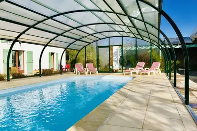 Image de Ferme et écuries, piscine chauffée toute l'année, Wifi gratuit, cadre rural proche de tout
