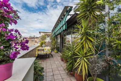 Image de terrasse panoramique au dernier étage dans le centre historique