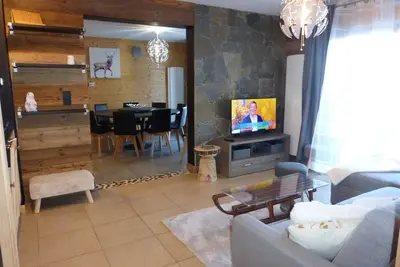 Image de Appartement dans résidence chalet départ et retour skis aux pieds 11personnes
