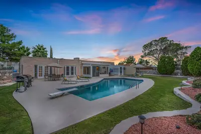 Image de 5 étoiles - Oasis moderne tranquille dans le désert