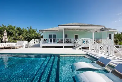 Image de Belle nouvelle maison sur la route prestigieuse des banques, courte promenade vers la plage et Tippys