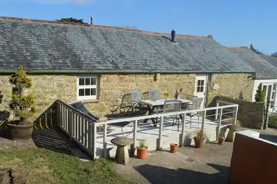Image de Charmante maison avec de beaux jardins dans la campagne paisible, à proximité de la mer.