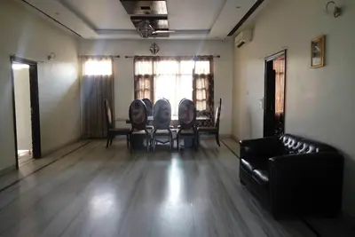 Image de Maison A l'extérieur Maison Zone bâtie 9000 pieds carrés