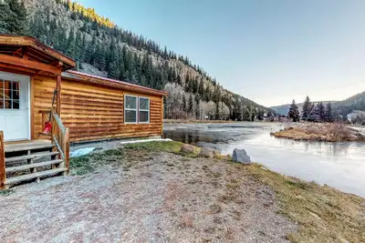 Image de Nouvelle Liste! Cabine spacieuse au bord de l'eau avec bain à remous, terrasse meublée et poêle à bois