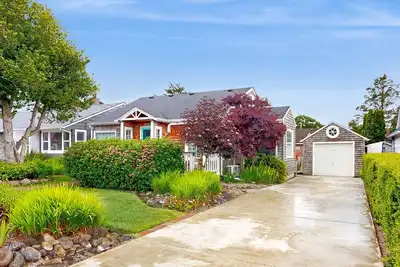 Image de Dog-friendly, maison mise à jour w / patio, très bien situé près de la plage