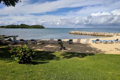 Image de Breezy Studio Apartment à quelques pas de la plage.