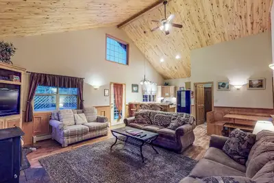 Image de Nouvelle Liste! Belle cabine sur l'étang w / balcon, feu extérieur et bain à remous privé