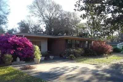 Image de Charmante maison de style ranch avec un patio privé dans un quartier calme.
