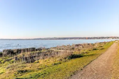 Image de Nouvelle Liste! Condo mis Ă jour directement sur l'eau avec une vue extraordinaire!