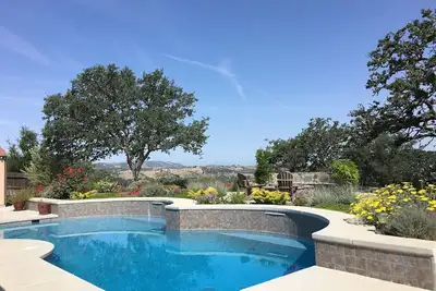 Image de Maison PRIVÉE Avec Piscine, Merveilleux Grands Puits De Feu À Gaz Et Vues Magnifiques!