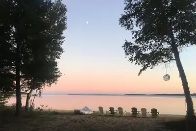 Image de Leelanau / Northport Beach House, 130 pieds de plage de sable de sucre à quelques pas