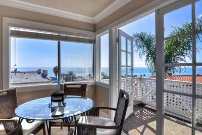 Image de Nouvelle Liste! Quatre condos dans le même bâtiment, à seulement un pâté de maisons de la plage et de la jetée!