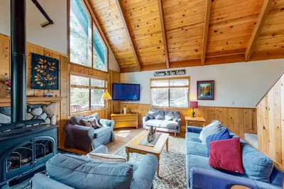 Image de Nouvelle Liste! Chalet forestier avec une grande terrasse, un barbecue et une cheminée à gaz