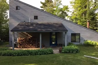 Image de Unique maison privée d'accès au lac avec un loft