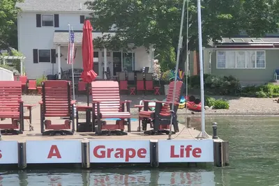 Image de Un paradis pour les locataires, Keuka Lake East Side, terrain plat, plage de galets