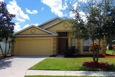Image de Élégante villa au bord du lac avec piscine orientée sud. Un court trajet en voiture de belles plages.