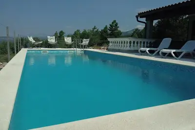 Image de Une villa paisible avec sa propre piscine et une vue magnifique sur la mer