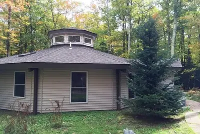 Image de Maison unique à 8 faces nichée dans les bois (Animaux acceptés! )