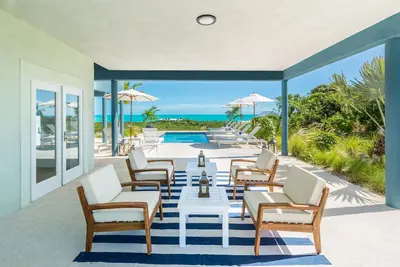 Image de Magnifique Waterfront Villa w / ÉNORME patio extérieur et services de conciergerie!