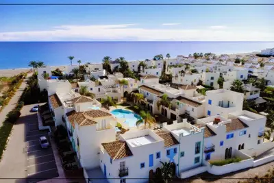 Image de maison de plage de luxe de 50 mètres de la plage, situé dans une communauté fermée.