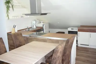 Image de Appartement moderne avec air conditionné, véranda, jardin, pelouse, belvédère, un étang
