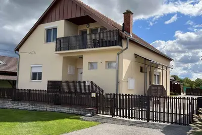 Image de Appartement de vacances avec beau jardin et pavillon de jardin