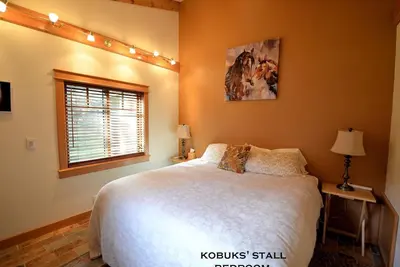 Image de Cottage-Sdb privée-Signature-Vue sur le bois-Kobuk's Stall/Cottage