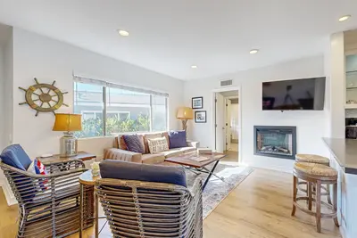 Image de Beachy et condo lumineux avec terrasse commune, promenade facile à la plage!