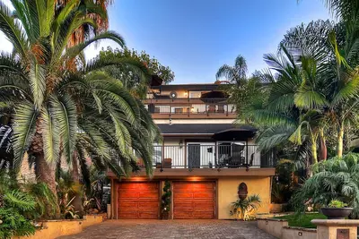 Image de Nouvelle Liste! Maison tropicale avec mezzanine, terrasse spacieuse, salle à manger en plein air, promenade jusqu'à la plage