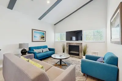 Image de Nouvelle Liste! Maison de ville rénovée avec vue sur l'océan, proche à pied de la ville et de la plage!