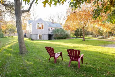 Image de Cape Cottage avec un coup d'oeil de la baie - à quelques pas de la plage