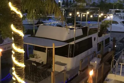 Image de Marque propre bateau de maison propre confortable, vacances \"Baycation\"