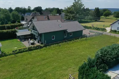 Image de Pour la famille avec terrasse, grand jardin et équipements de jeux