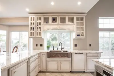 Image de Maison de style colonial récemment rénovée avec une touche méditerranéenne, une escapade de luxe