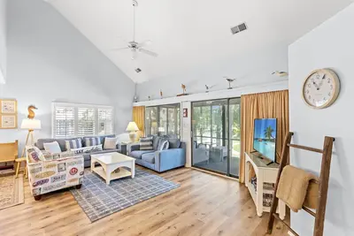 Image de Comprend l’accès au centre d’activités / piscines du village et aux magnifiques vues sur le golf depuis un immense porche!