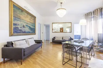 Image de Appartement vacances situé au 4° étage avec ascenseur, récemment restructuré et rénové, c’est un appartement très lumineux. Il se compose de 3 chambres, dont une triple avec un lit 2 places; une double avec deux lits 1 place ; et une autre tripl