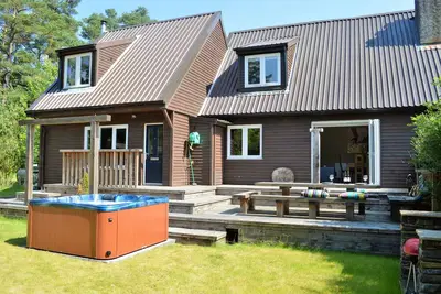 Image de Le Ranch Lodge, près de Dunoon, accepte les animaux domestiques et peut accueillir 8 personnes avec un bain à remous extérieur.