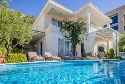 Image de Belle maison de vacances privée avec piscine privée, climatisation, Wifi, Tv, terrasse et parking