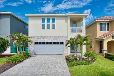 Image de Haut de gamme Encore Home Near Disney avec salle de jeux, chambres à thème et piscine privée