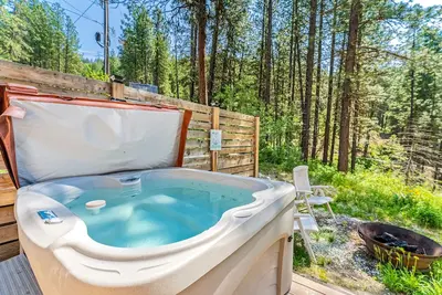 Image de Cabane pour chiens avec bain à remous, terrasse et foyer - près de la rivière, de la randonnée et du ski!