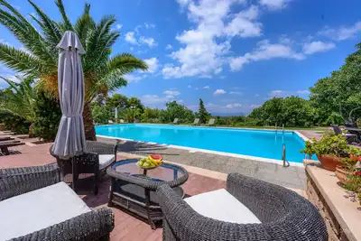 Image de Kokkino Kastro is a historic estate in Aegina full of memories from 1825.