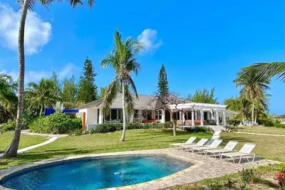 Image de Propri��t�� de plage de sable rose isolée W / Main House et Guest Cottage