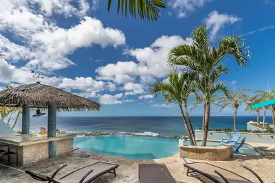 Image de Maison des Caraïbes avec vue panoramique sur l'océan et piscine à débordement