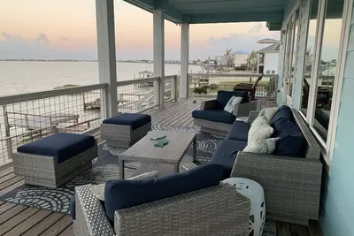 Image de Sea Breeze Cove-chambres avec vue, quai avec poisson